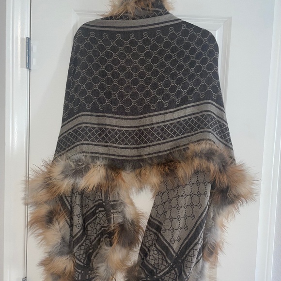 GUCCI Monogram Fox Fur Wool Silk Horsebit Gold Clasp Shawl/Wrap - Picture 15 of 16